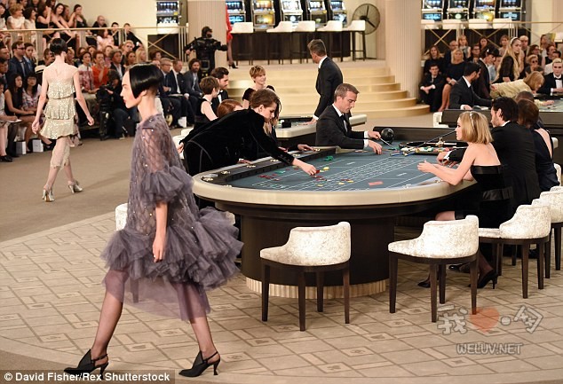 2A4B97AE00000578-3152008-Show_time_As_models_strutted_around_the_casino_scene_in_Chanel_d-a-4_1436266043626